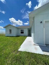 1060 Capri Cir in La Belle, FL - Building Photo - Building Photo