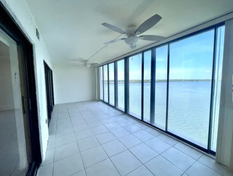 250 S Sykes Creek Pkwy in Merritt Island, FL - Building Photo