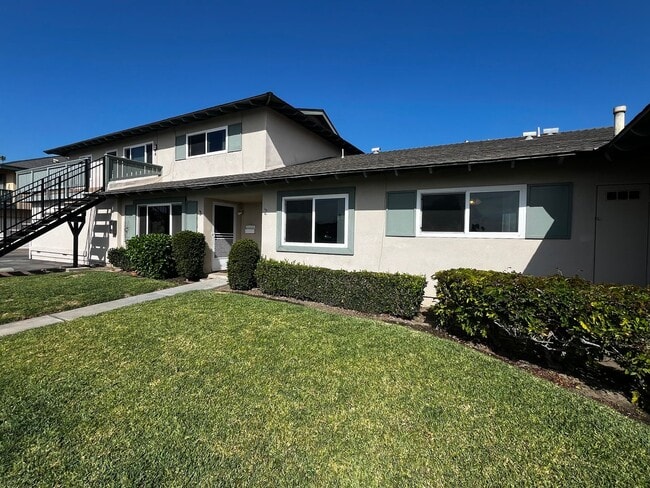 16581 Sabot Ln in Huntington Beach, CA - Building Photo - Building Photo