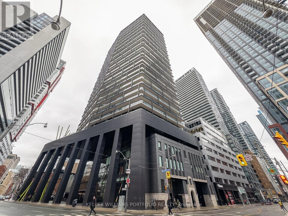 125-2125 Peter St in Toronto, ON - Building Photo
