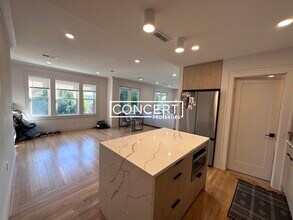 18 Grampian Way, Unit 1 in Boston, MA - Foto de edificio - Building Photo