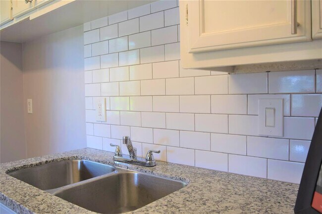 7033 Kinney St photo'