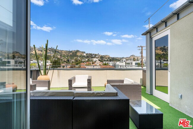 1250 N Harper Ave in West Hollywood, CA - Building Photo - Building Photo