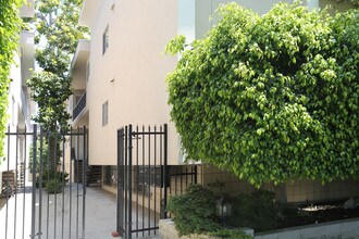 150 N Clark Dr in Beverly Hills, CA - Foto de edificio - Building Photo