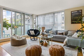 168 Powell St in Vancouver, BC - Building Photo - Building Photo