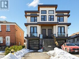 520 McRoberts Ave in Toronto, ON - Building Photo