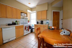 10 Strathmore Rd in Brookline, MA - Building Photo