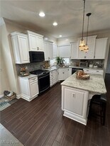 31866 Hazelwood Ln in Avon Lake, OH - Building Photo