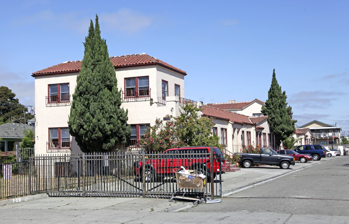 Redwood Townhouse Apartments in Oakland, CA - Building Photo