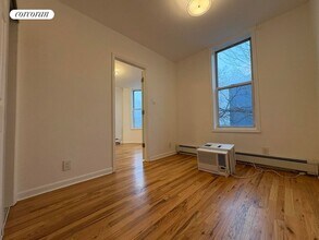 16-53 Weirfield St in Queens, NY - Foto de edificio - Building Photo