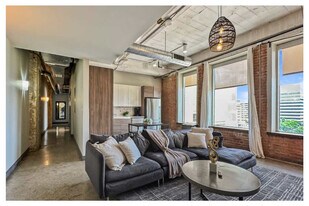 555 Evergreen St, Unit ID1231690P in Dallas, TX - Building Photo