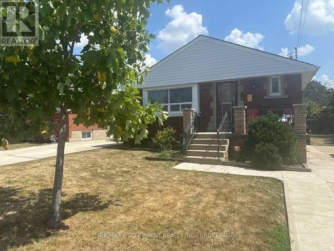 property at 253 E 44th St