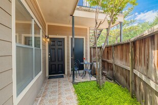 726 Bering Dr in Houston, TX - Building Photo