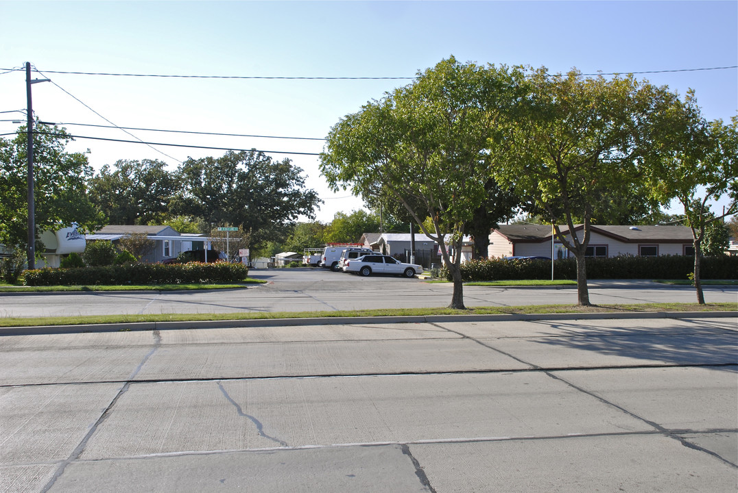 Lake Forest Mobile Home Park in Irving, TX - Building Photo