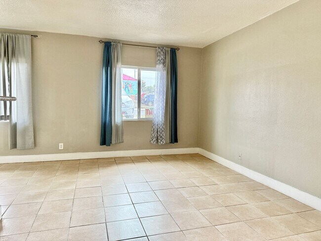 390 N 13th St in Las Vegas, NV - Foto de edificio - Building Photo