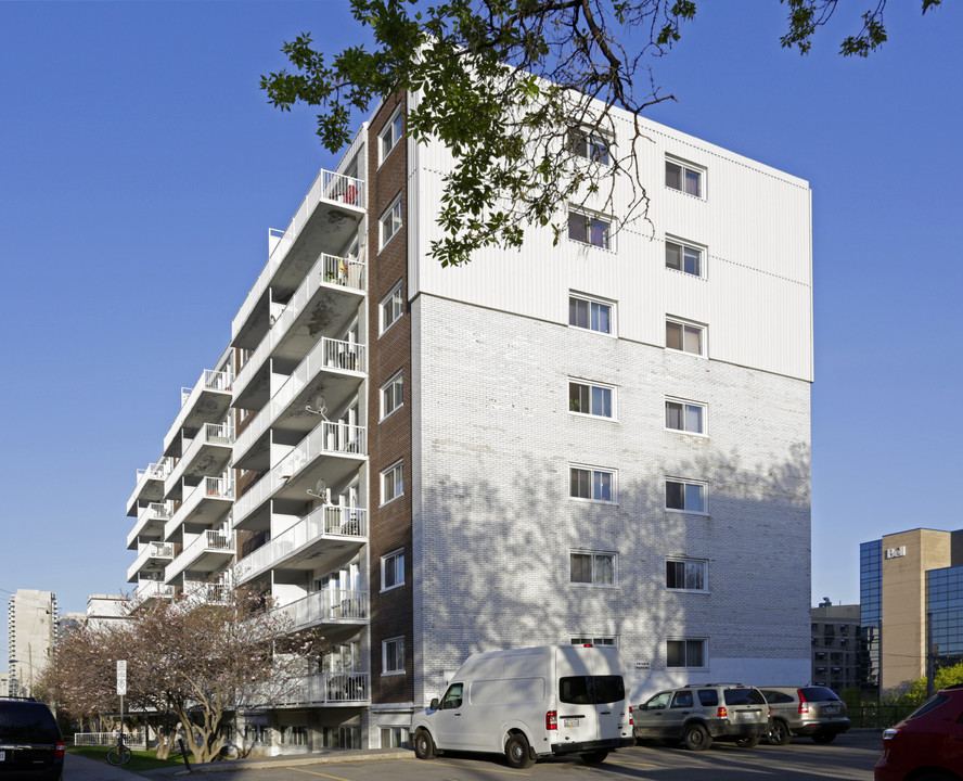 Deauville Apartments in Ottawa, ON - Building Photo