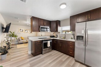 2275 NW 33rd St in Miami, FL - Building Photo - Building Photo