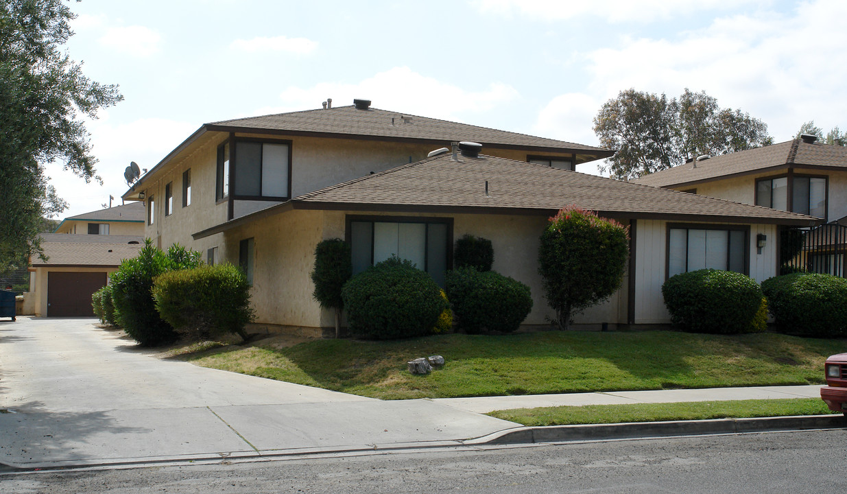 110 S Lindsay Ave in Lake Elsinore, CA - Building Photo