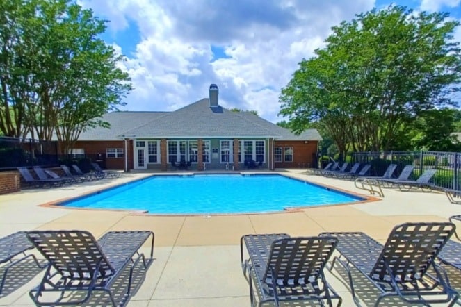 River's Bend Apartment Homes in Chester, VA - Foto de edificio