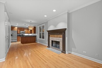 830 W Roscoe St, Unit 2 in Chicago, IL - Building Photo - Building Photo