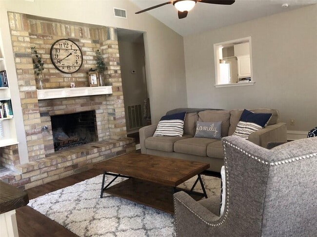 1004 Crestwood Dr in Bryan, TX - Foto de edificio - Building Photo