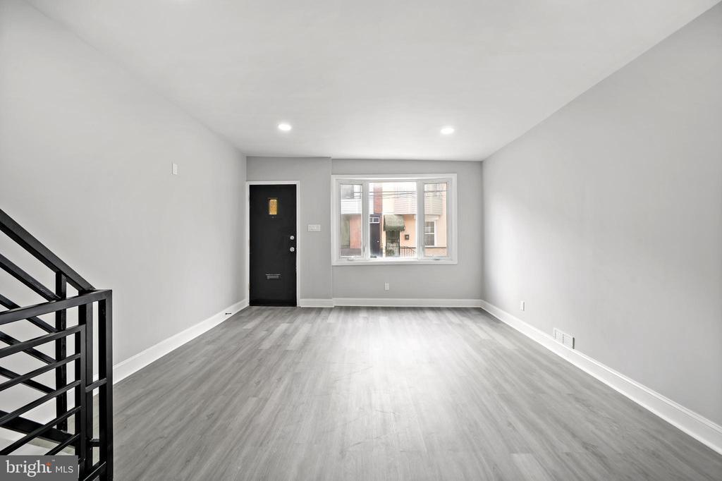 2327 Watkins St in Philadelphia, PA - Building Photo