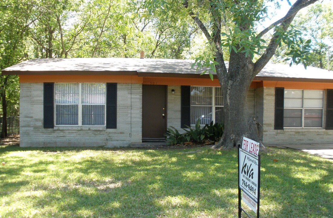 501 Wilmes Dr in Austin, TX - Foto de edificio