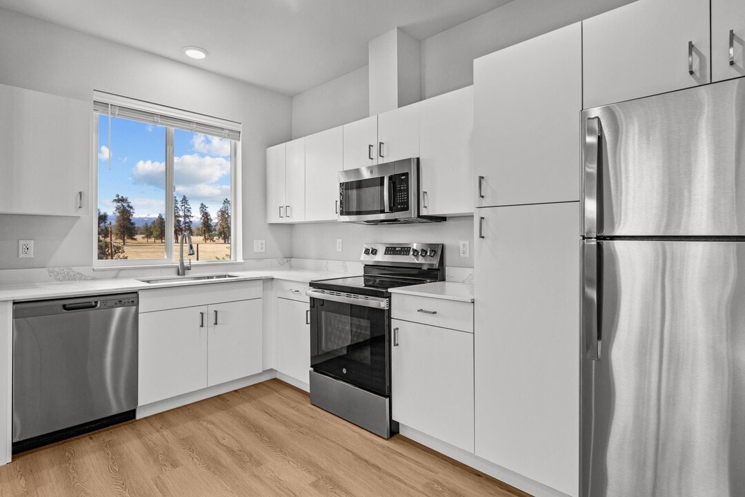 The Grove at Sunset Meadows in Sisters, OR - Foto de edificio
