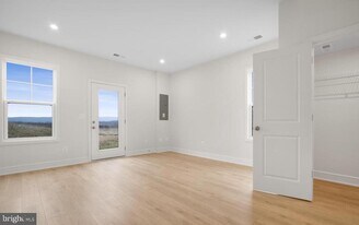 129 Checkerspot Wy in Front Royal, VA - Building Photo