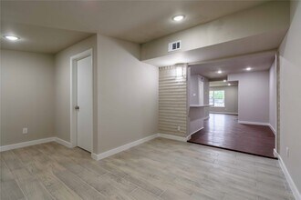 12046 Beechnut St in Houston, TX - Building Photo - Building Photo