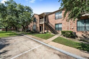 2255 Braeswood Park Dr in Houston, TX - Building Photo
