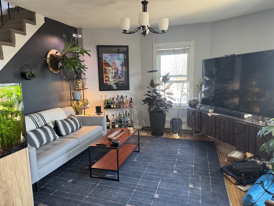 4 Tyndale St in Boston, MA - Building Photo