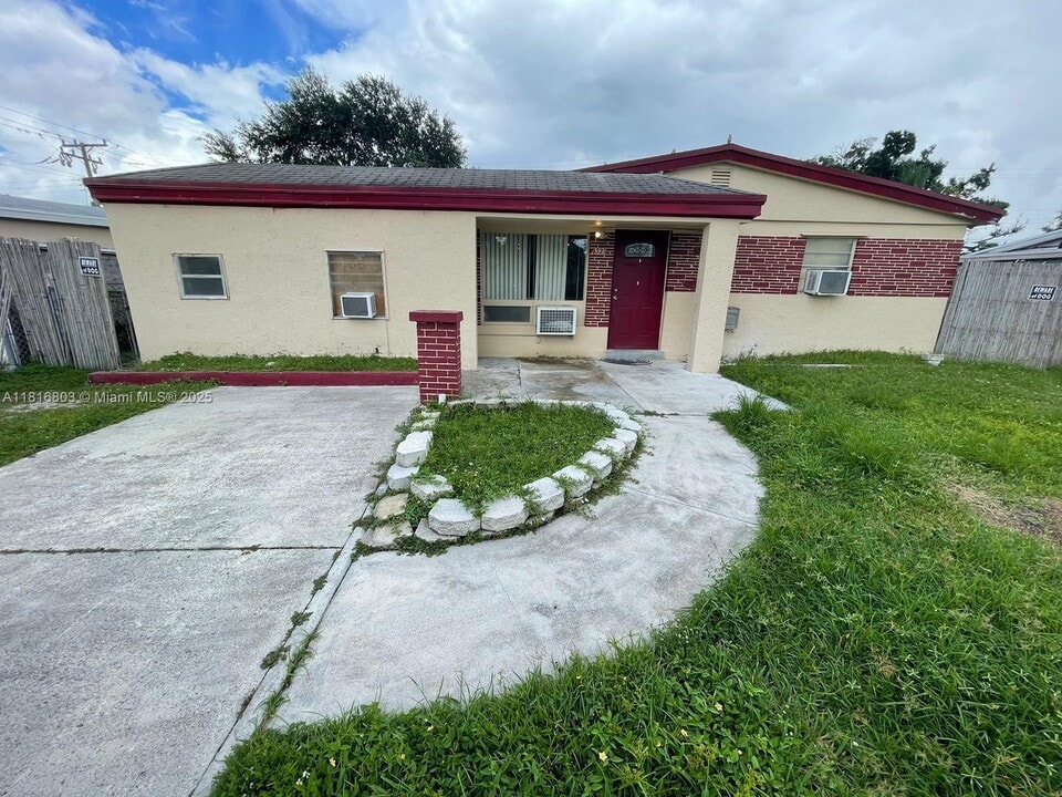 4327 SW 50th St in Fort Lauderdale, FL - Building Photo