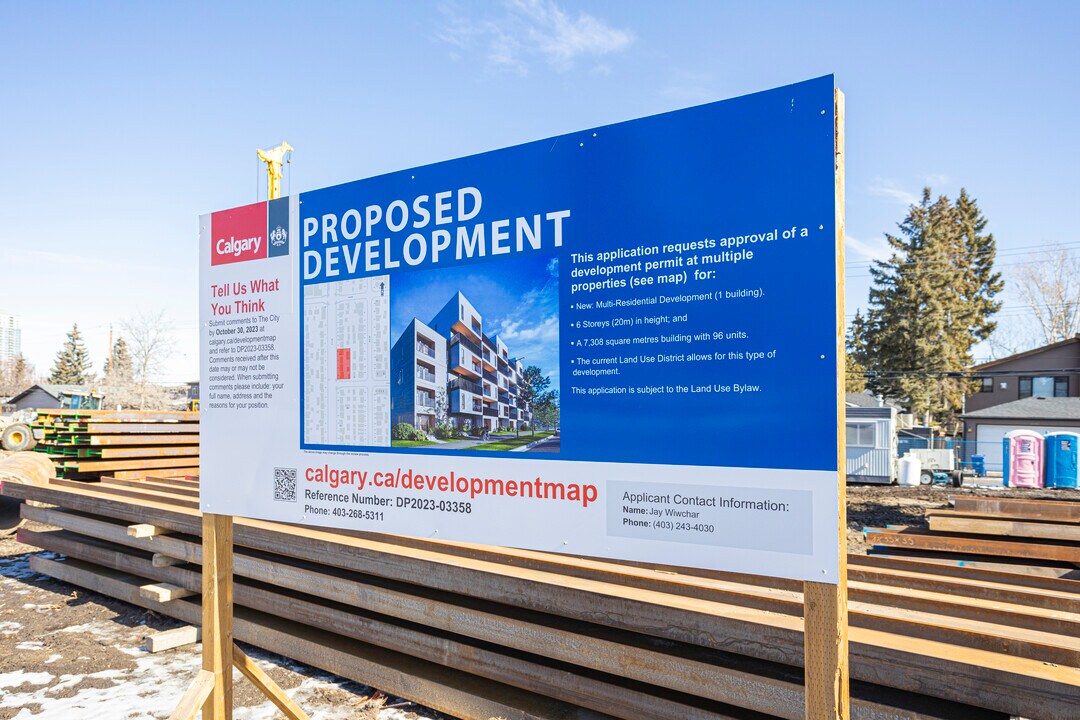 2040 37 St SW in Calgary, AB - Building Photo