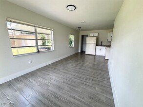 561 Wood Ave in Tice, FL - Building Photo - Building Photo