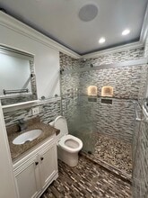 8232 Niles Center Rd in Skokie, IL - Foto de edificio - Building Photo