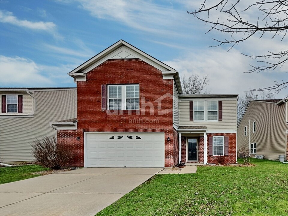 2938 Treehouse Pass in Greenwood, IN - Building Photo