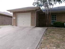 925 SE 10th St in Grand Prairie, TX - Building Photo