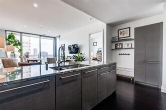 2900 McKinnon St in Dallas, TX - Building Photo - Building Photo