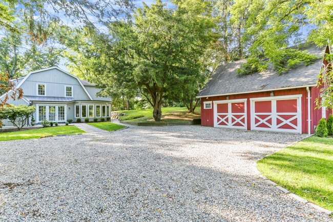 112 Hillspoint Rd in Westport, CT - Building Photo - Building Photo