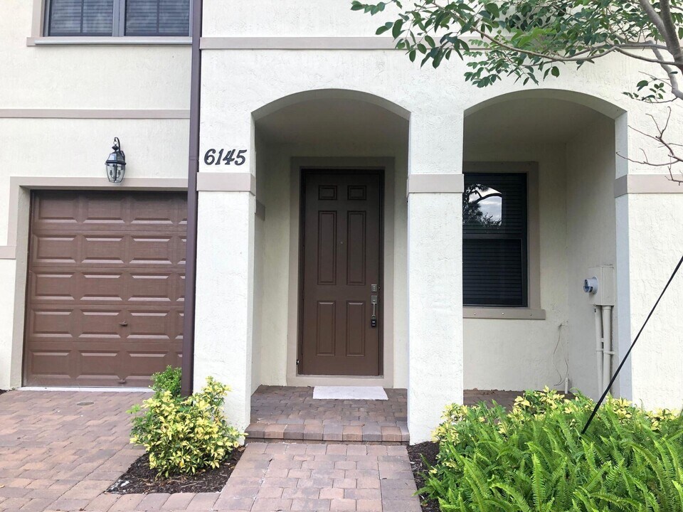 6145 Bangalow Dr in Greenacres, FL - Foto de edificio