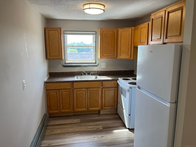 32 Cook Ave in Meriden, CT - Foto de edificio - Building Photo