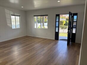 2405 Perkins Ln in Redondo Beach, CA - Foto de edificio - Building Photo