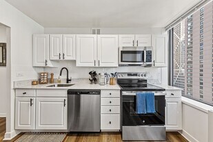 320 E Ontario St in Chicago, IL - Building Photo