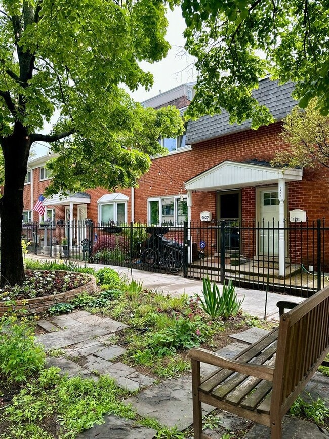 property at 1609 W Sunnyside Ave