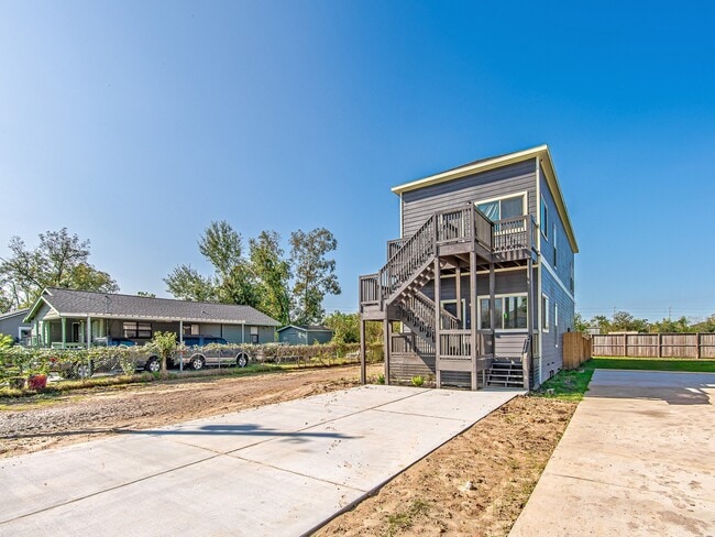 8201 Tower St in Houston, TX - Building Photo - Building Photo