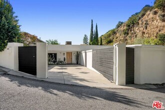 9275 Flicker Pl in Los Angeles, CA - Building Photo - Building Photo