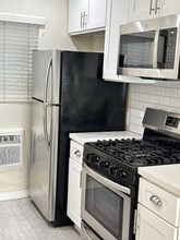 7555 De Longpre Ave, Unit 4 in Los Angeles, CA - Building Photo - Building Photo