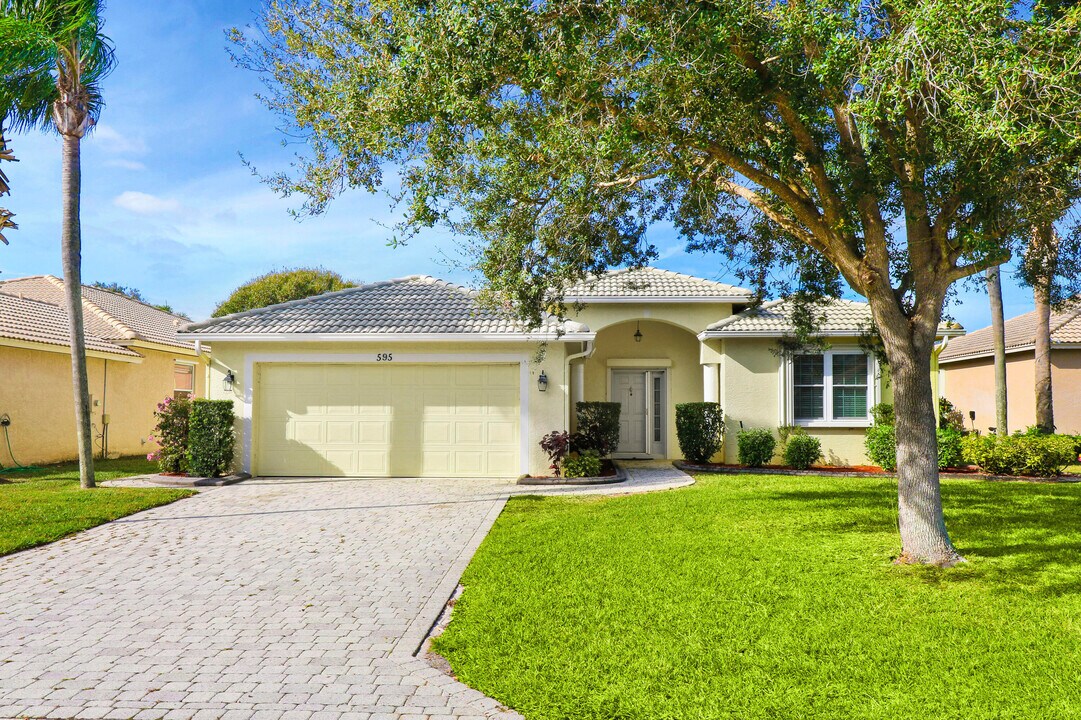 595 Waverly Cir in Port St. Lucie, FL - Building Photo