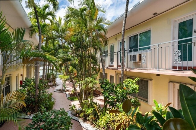 8040 Tatum Waterway Dr in Miami Beach, FL - Building Photo - Building Photo